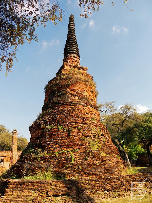 W Wat Phra Si Sanphet można zobaczyć także trochę bardziej surowe budowle (Ayutthaya)