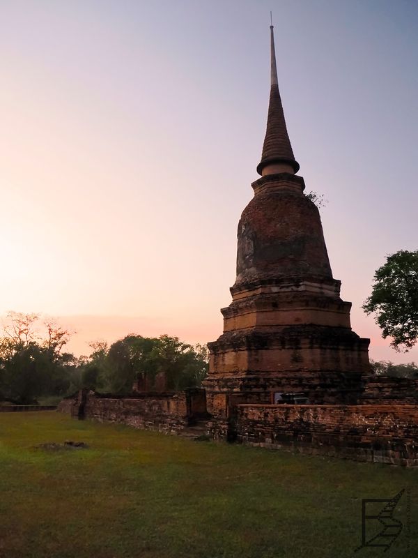 Sporo darmowych ruin można znaleźć w parku Srinagarindra (Ayutthaya)