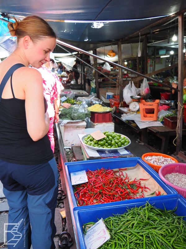 Maeklong to normalny, tajski targ, z którego korzystają mieszkańcy, a turyści są jedynie dodatkiem