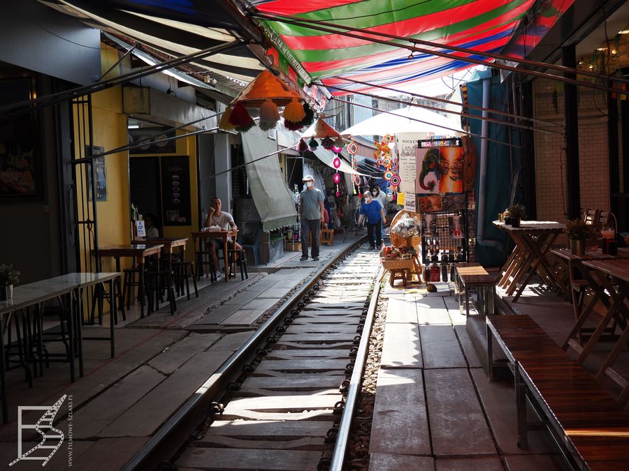 Na targowisku Maeklong są też miejsca, gdzie turyści mogą usiąść, coś zjeść i czekać na przejeżdżający pociąg