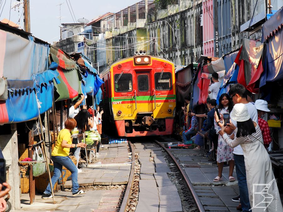 Pociąg jadący na stację Maeklong