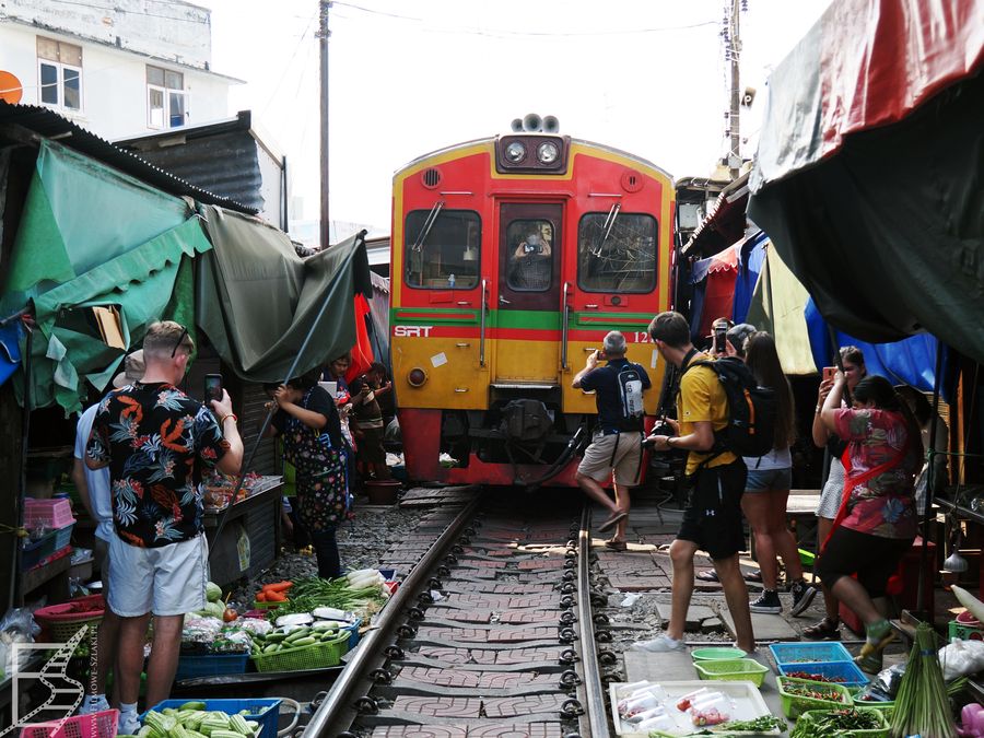 Pociąg na Maeklong Railway Market w Tajlandii