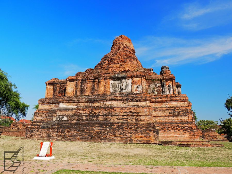 Niewielkie ruiny Wat Khun Muang Jai (Wat Khoon Meuang Jai) znajdują się tuż przy drodze i nie budzą specjalnie zainteresowania. (Ajutthaja)