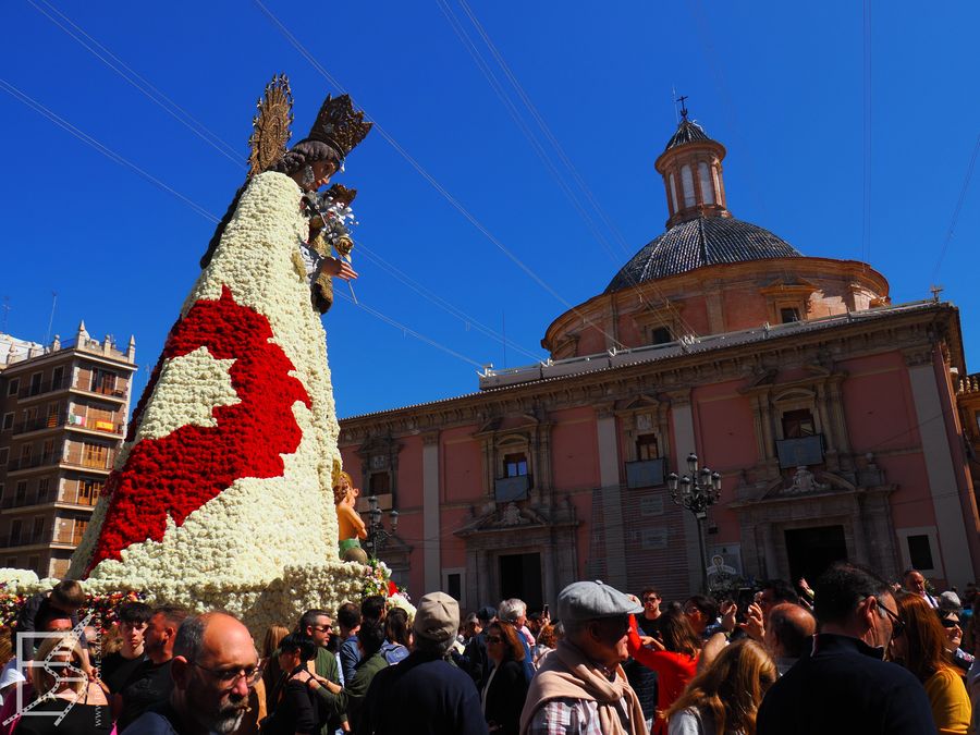 Przy katedrze pamięta się o religijnym aspekcie Fallas de Valencia i ustawia się Matkę Boską przystrojoną kwiatami