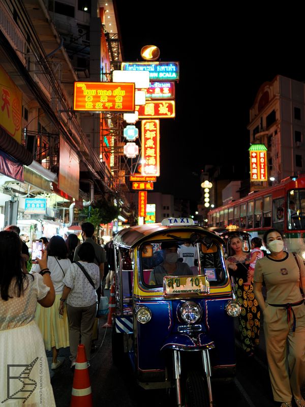 Chinatown w Bangkoku ożywa wieczorami
