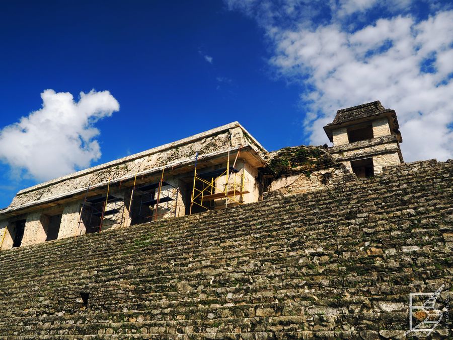 Fragment niedostępnych ruin Palenque