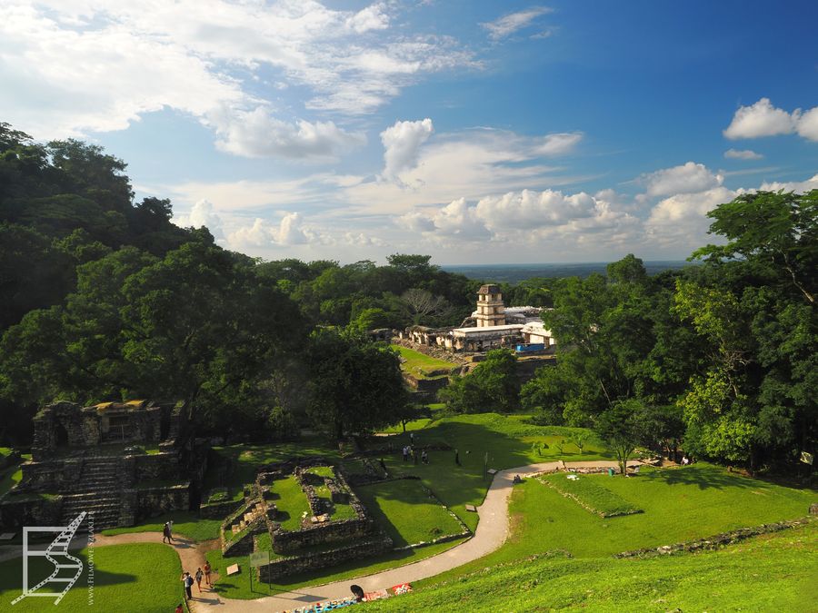Widok na pałac i centrum Palenque z piramid