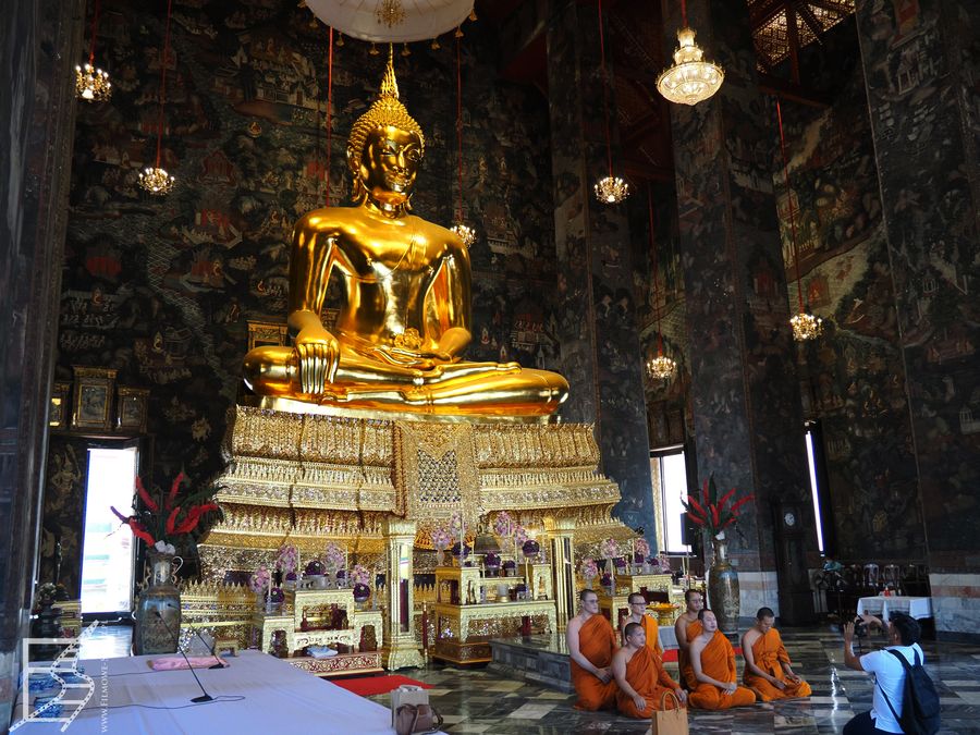 Figurka Buddy w Wat Suthat Thepwarara
