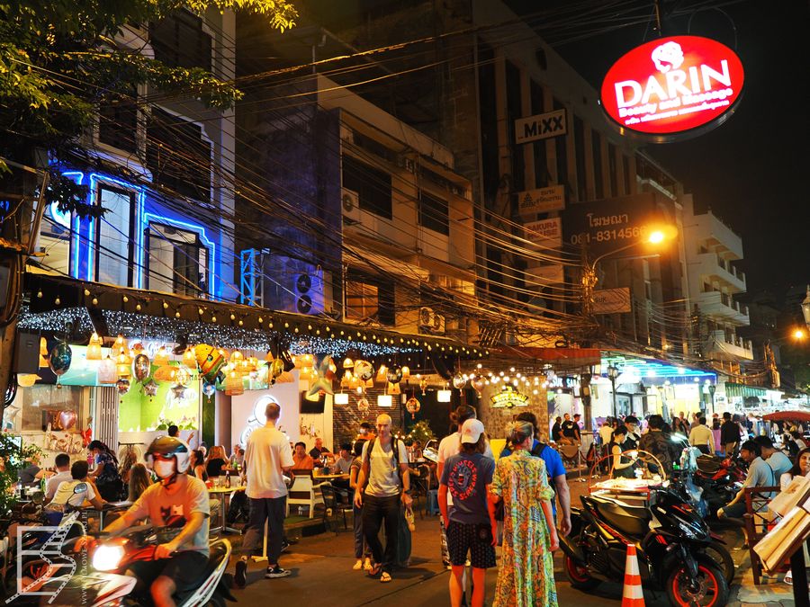 Zwiedzając Bangkok trudno ominąć Khao San