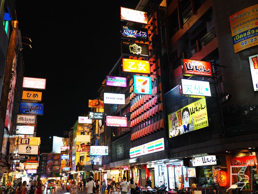 Nocny targ Patpong, czyli rozrywkowy Bangkok