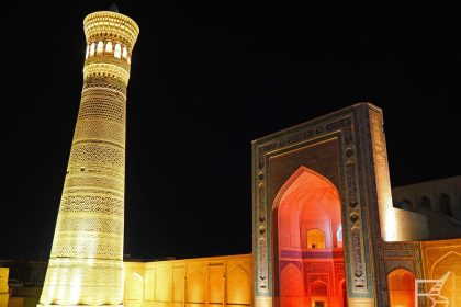 Buchara nocą i oświetlony minaret Kalan