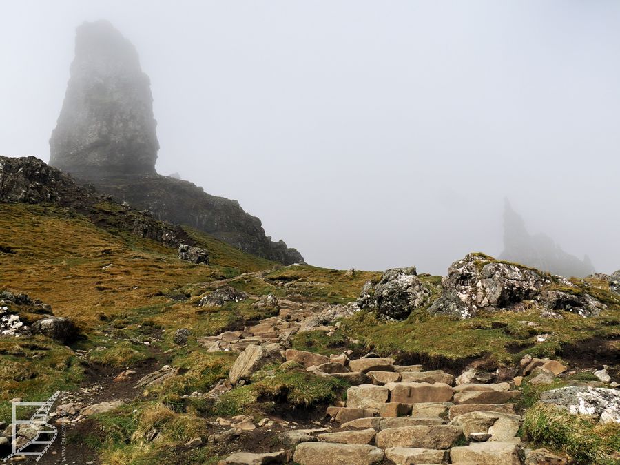 Old Man of Storr spowity mgłą