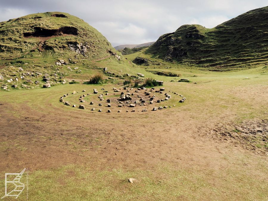 Tajemniczy krąg w Fairy Glen, wyspa Skye