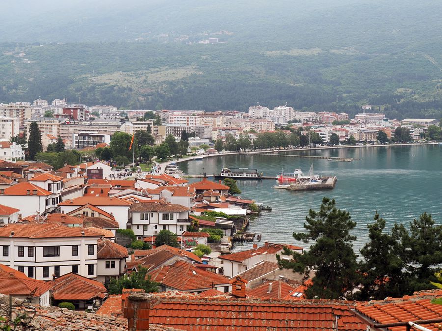 Dachy Ochrydy przypominają inne miejsca na Bałkanach jak Dubrownik, Kotor czy Berat