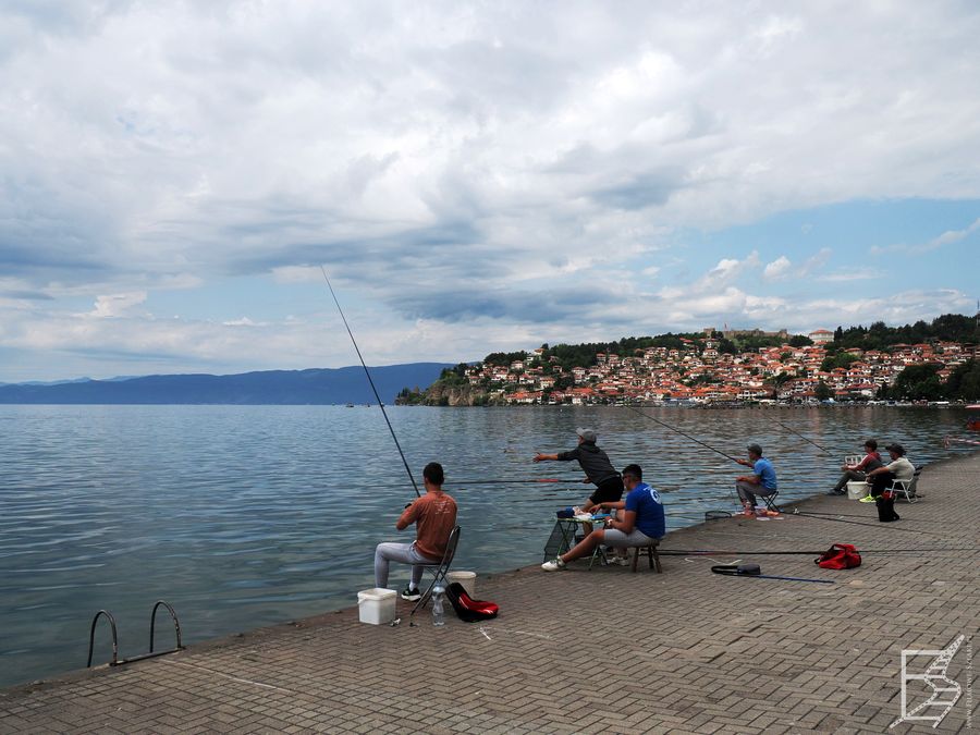Promenada nad brzegiem jeziora, stara Ochryda widoczna w tle