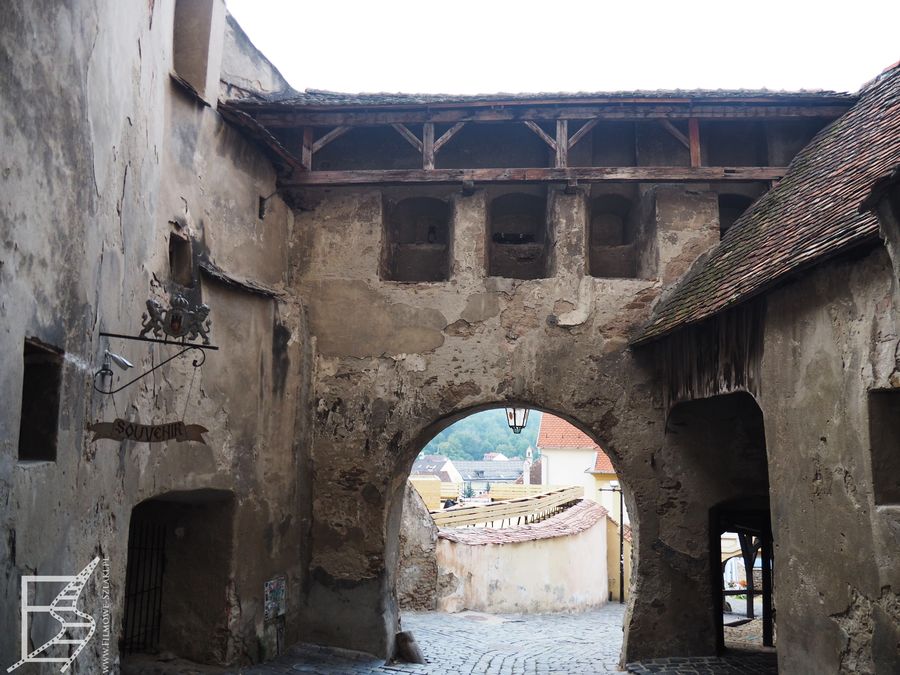 Przejście przez bramę. Niestety Sighisoara w wielu miejscach jest mocno zaniedbana.