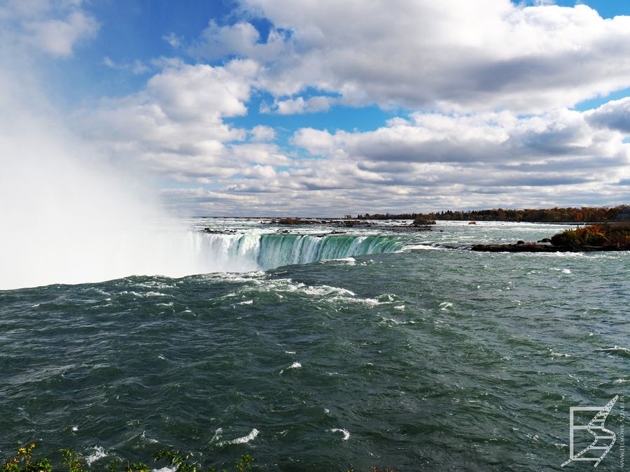 Nad wodospadem Niagara unosi się woda