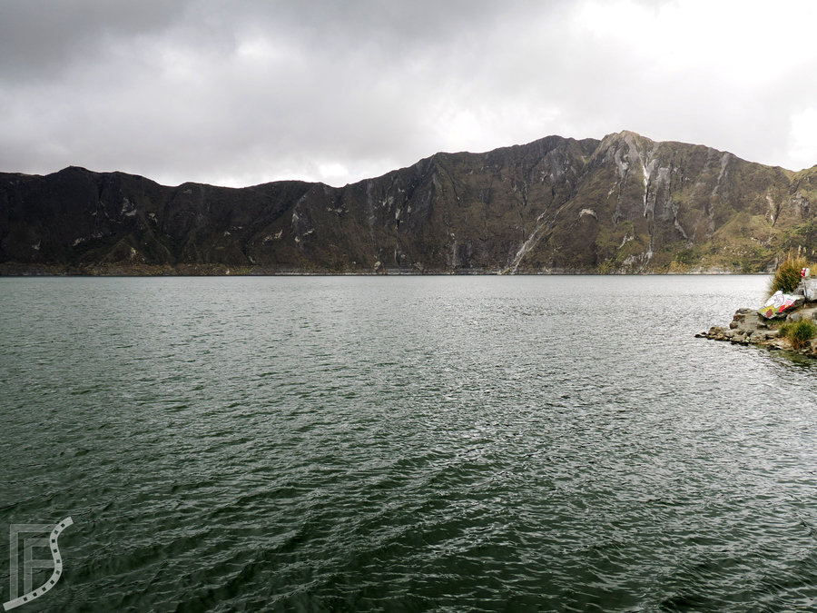 Tafla jeziora w lagunie Quilotoa