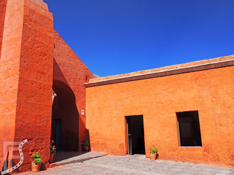 Klasztor św. Katarzyny bardzo mocno wyróżnia się na tle całej Arequipy