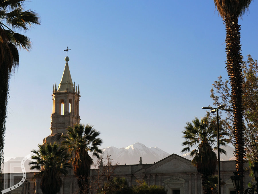 Widok z Plaza de Armas na katedrę i wulkan, Arequipa