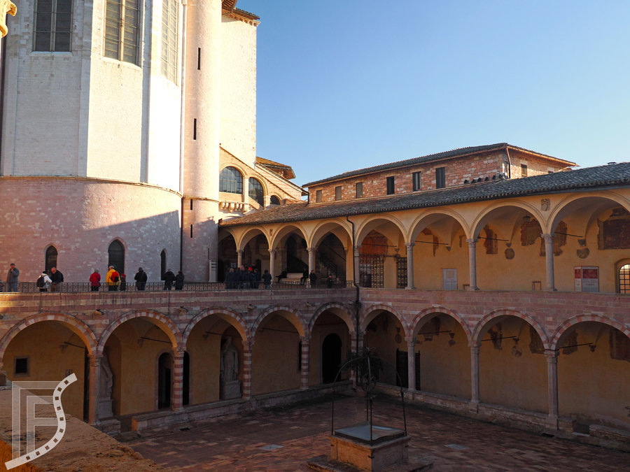 Wirydarz (atrium) bazyliki św. Franciszka, Asyż