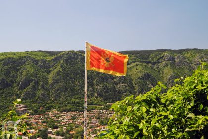 Czarnogóra, flaga powiewająca w Kotorze