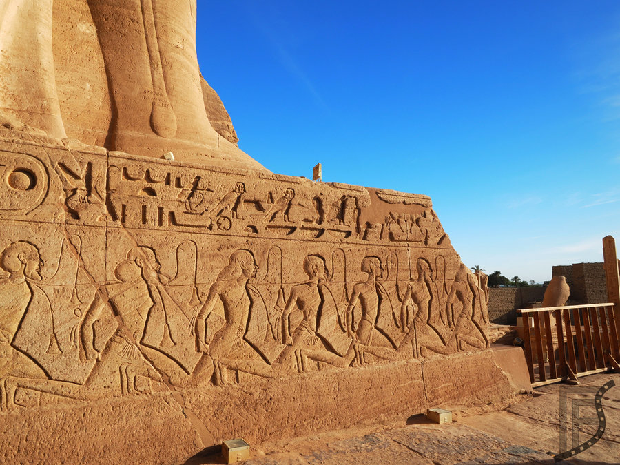 Hieroglify przy wejściu do świątyni