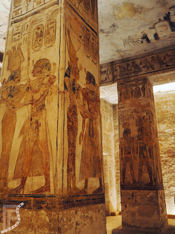 Ozdobione kolumny w Abu Simbel