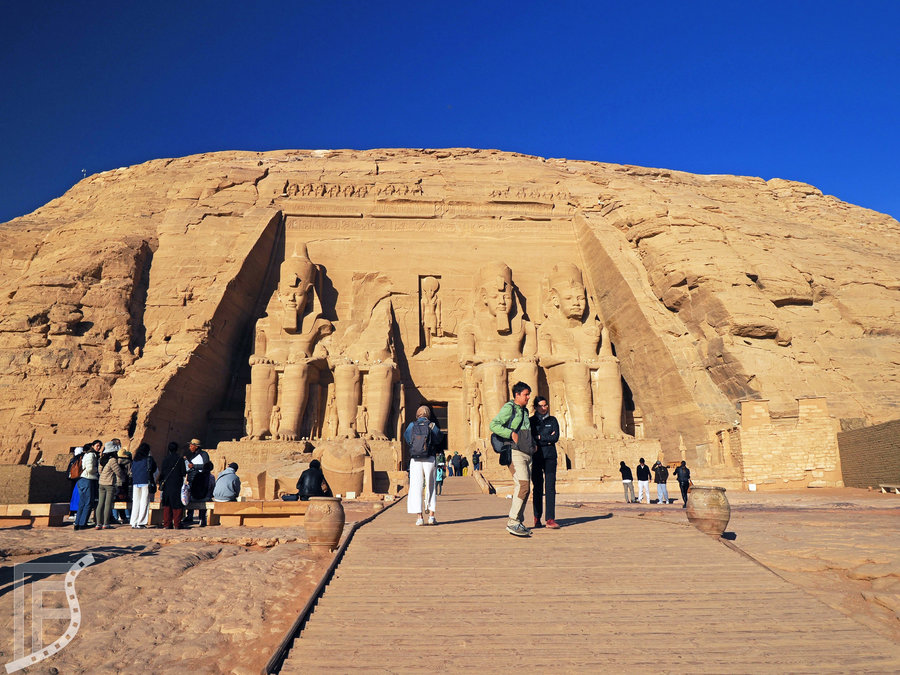Wejście do Świątyni Ramzesa zazwyczaj jest pełne turystów