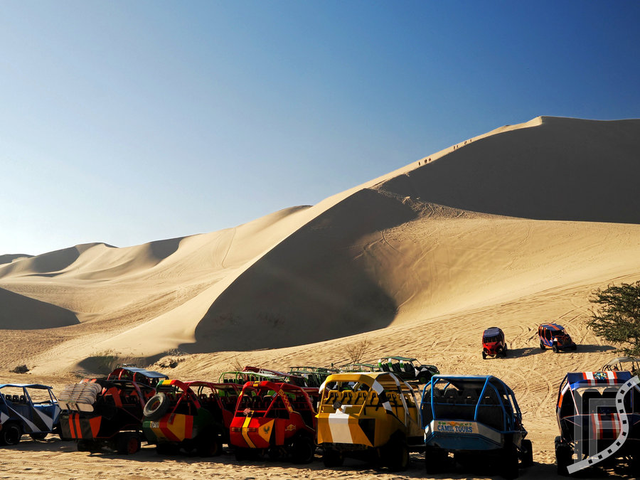 Huacachina i buggy czekające na turystów