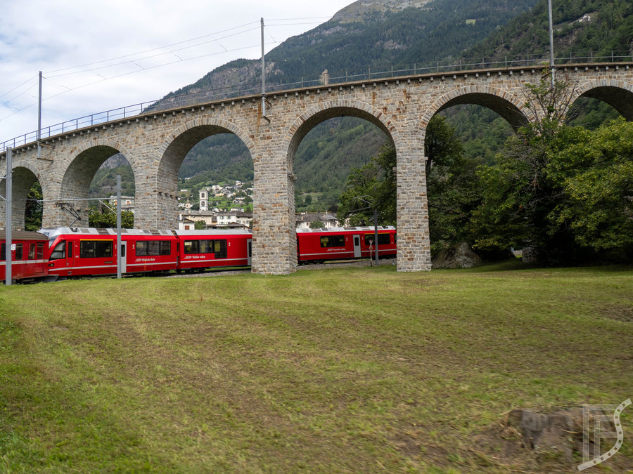 Wiadukt spiralny w Brusio i Bernina Express