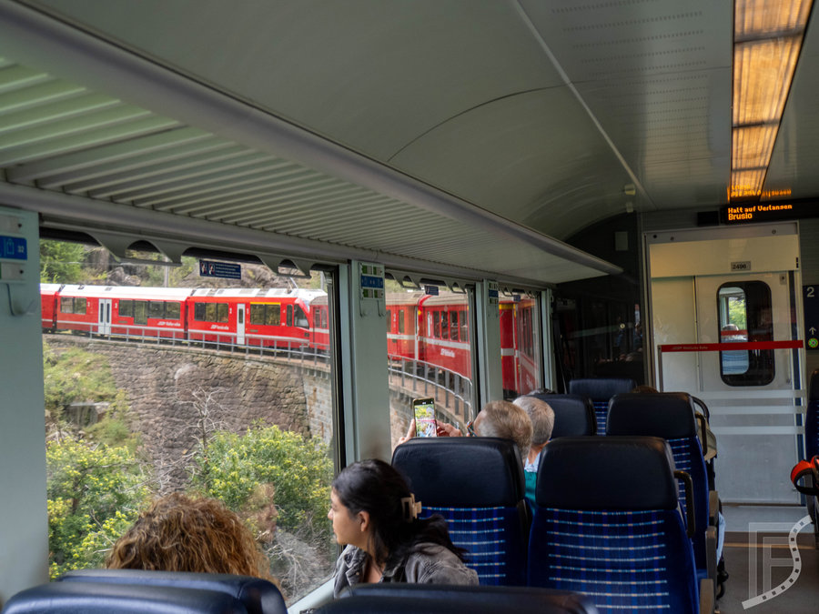 Bernina Express - wnętrze zwykłego wagonu (to nie jest ten panoramiczny), gdzie da się otworzyć okna