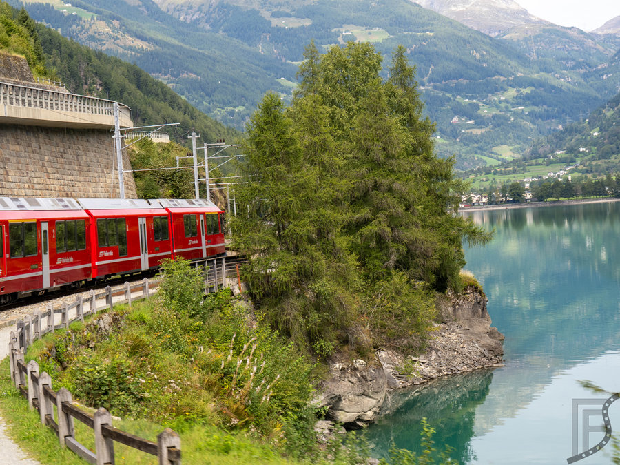 Jezioro Lago di Poschiavo i czerwony pociąg