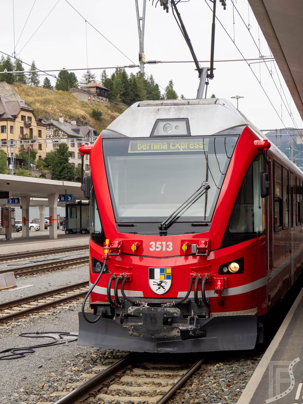 Czerwony, panoramiczny pociąg Bernina Express na peronie w St. Moritz