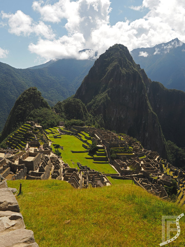 Jedno z najbardziej charakterystycznych ujęć Machu Picchu, z tarasu widokowego praktycznie na początku szlaku