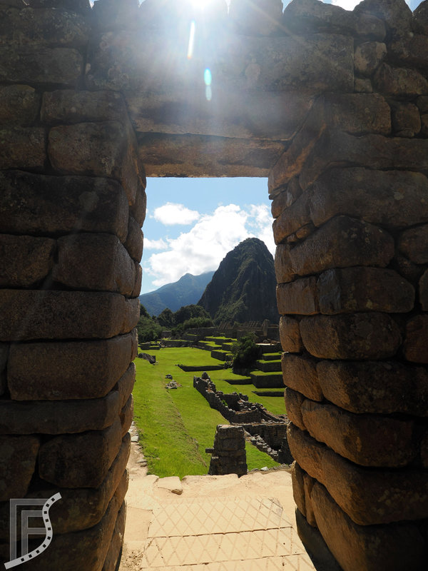 Wayna Picchu i stanowisko archeologiczne widziane przez bramę