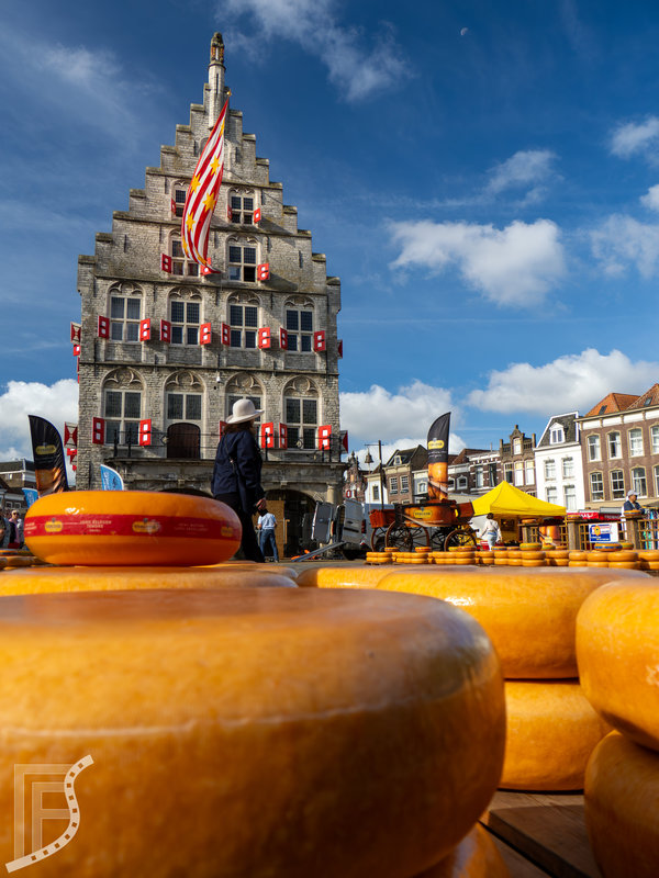 Gouda, miejsce gdzie targ serowy rozkłada się w samym środku miasta